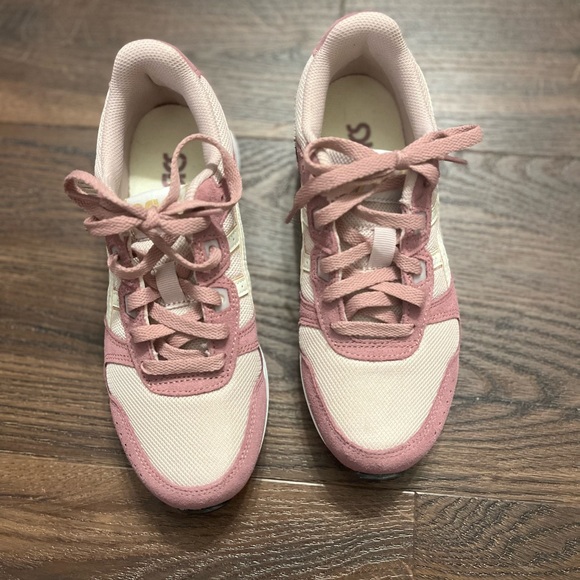 ASICS - Picture 3 of 5